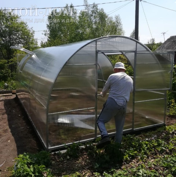 Теплица Крепче 6 метров с поликарбонатом | Мой-Дом27 Теплица Крепче 6 метров с поликарбонатом | Мой-Дом27 | Каркас изготовлен из оцинкованной замкнутой трубы 30*20 мм.<br>
 Ширина - 3 метра. Высота - 2,1 метра. Длина 6 метров. <br>
 Выдерживаемая снеговая нагрузка - 130 кг/м2. Выдерживаемая ветровая нагрузка - до 27 м/с.<br>
 Расстояние между дугами 1 метр. Толщина металла дуг 1 мм.<br>
 <b>ЦЕЛЬНОСВАРНЫЕ ТОРЦЫ и ДУГИ</b>. Ширина двери 0,96 метра.<br>